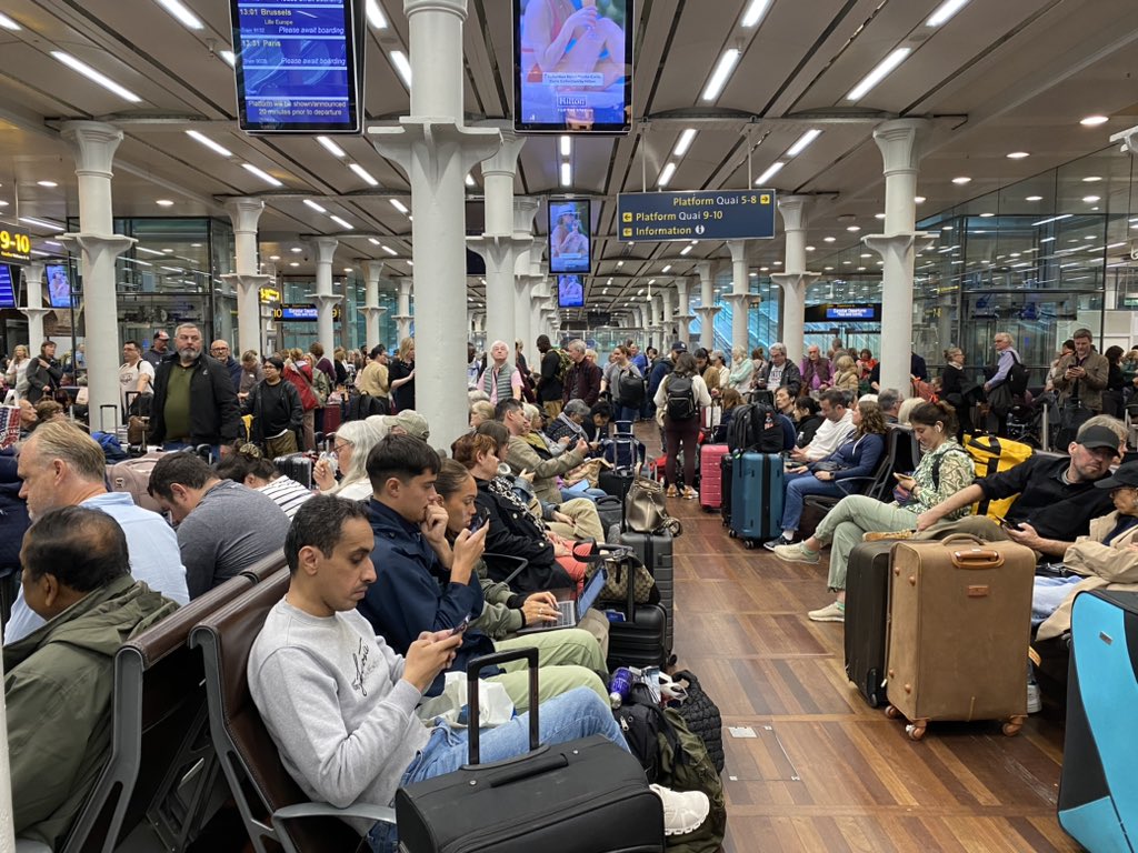 meedya's tweet photo. Check-in at St Pancras for #Eurostar to Brussels is a snaking queue to go through TWO passport controls - UK exit and EU arrival - into a packed departure lounge! A triumph of bureaucracy. Thanks Boris. https://t.co/jhabIUbCoG