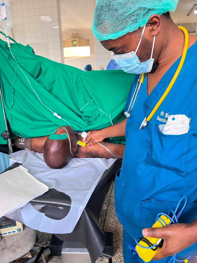 AnesthesiaUg's tweet photo. A geriatric patient undergoes open prostatectomy under epidural anaesthesia on day 2 of the @ASOU_Official surgical camp in the Ankole subregion. The epidural catheter was left in place so that the patient could benefit from daily morphine shots. 
#SafeAnaesthesia https://t.co/CPftpzTxLC