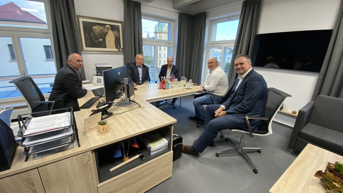 Na radnici v Hronově začalo další kolo jednání o možné koalici v <a href="/hkregion/">Královéhradecký kraj</a>. Vítěz voleb, Petr Koleta z ANO, jedná s <a href="/Honza_Birke/">Jan Birke</a> a <a href="/stepanjiri1/">Jiri Stepan</a> z Hlasu samospráv. Přišel i hradecký senátor <a href="/JanHolasek1/">Jan Holásek</a>. Zástupci jeho  seskupení <a href="/RozvijimeHradec/">Rozvíjíme Hradec</a> se do kraje nedostali.