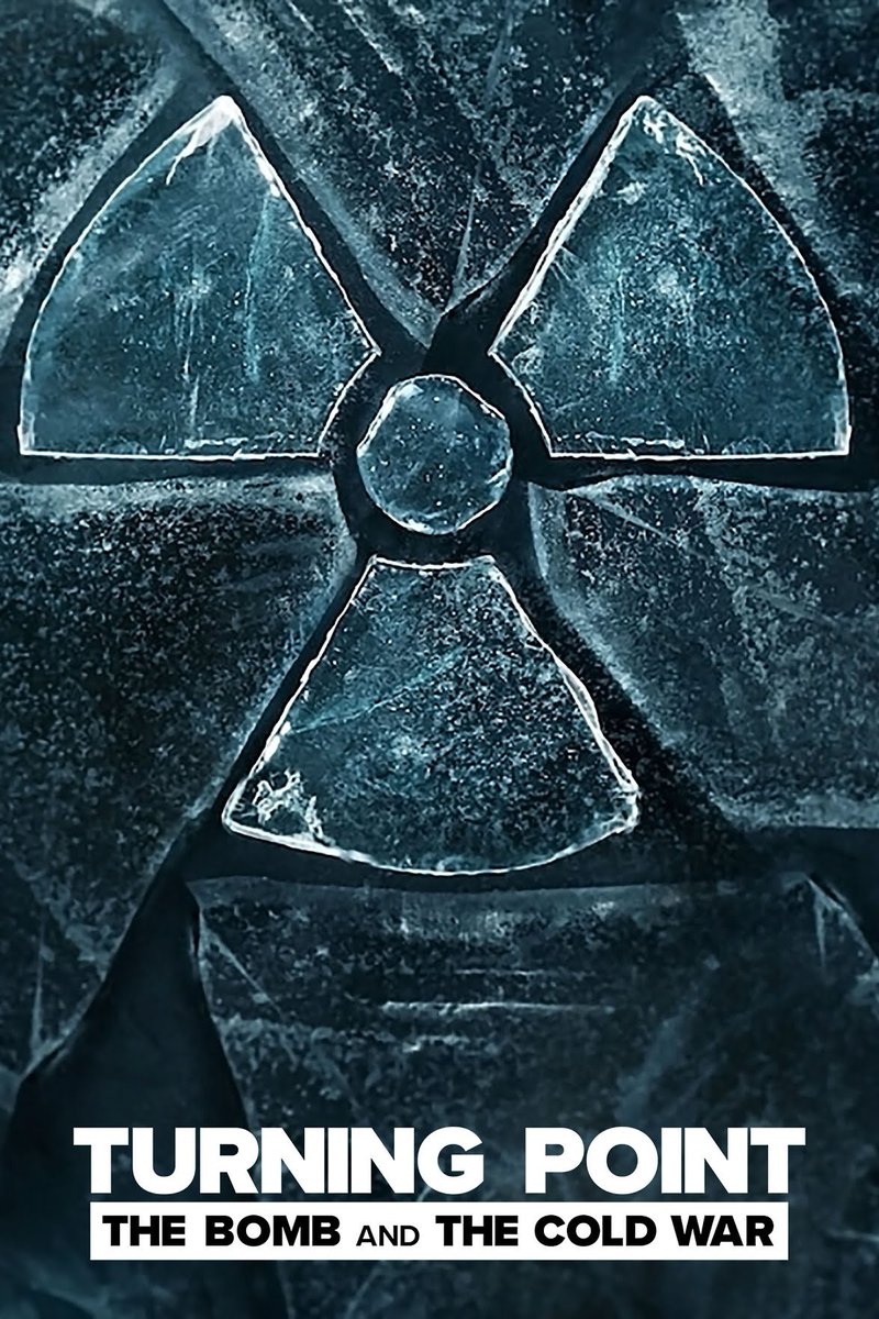 Esta serie documental tiene excelente material visual y buenas entrevistas. Intenta recoger historia de Guerra Fría. Va desde bomba atómica, Hiroshima y Nagasaki, hasta guerra actual en Ucrania. Repasa intervenciones CIA, colapso de Unión Soviética y ascenso de Putin. En Netflix.