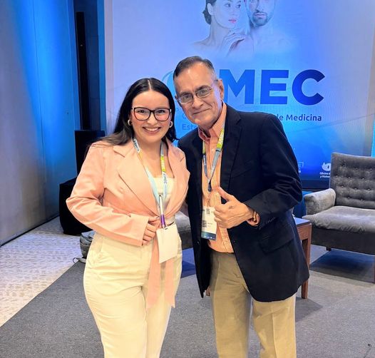 jadedios's tweet image. Miren nomás que maravillosa coincidencia. En el evento reciente del #CIMEC me encontré con la joven creadora del TIK TOK tabasqueño donde utilizó mi voz, Joscelyn Itzell Jiménez López. Trabaja en salud y es creadora de contenidos para redes. Todo un privilegio conocerla.