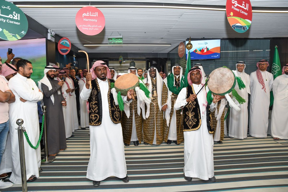 ALJ_Enterprises's tweet photo. تحت شعار #نحلم_ونحقق  اجتمعنا للاحتفال بـ #اليوم_الوطني_السعودي94 في عبداللطيف جميل للأعمال. 
لحظات تعكس حبنا وولاءنا لهذا الوطن العظيم🇸🇦

   #عبداللطيف_جميل 
#اليوم_الوطني_94 
#نحلم_ونحقق https://t.co/llJxO8jlL0