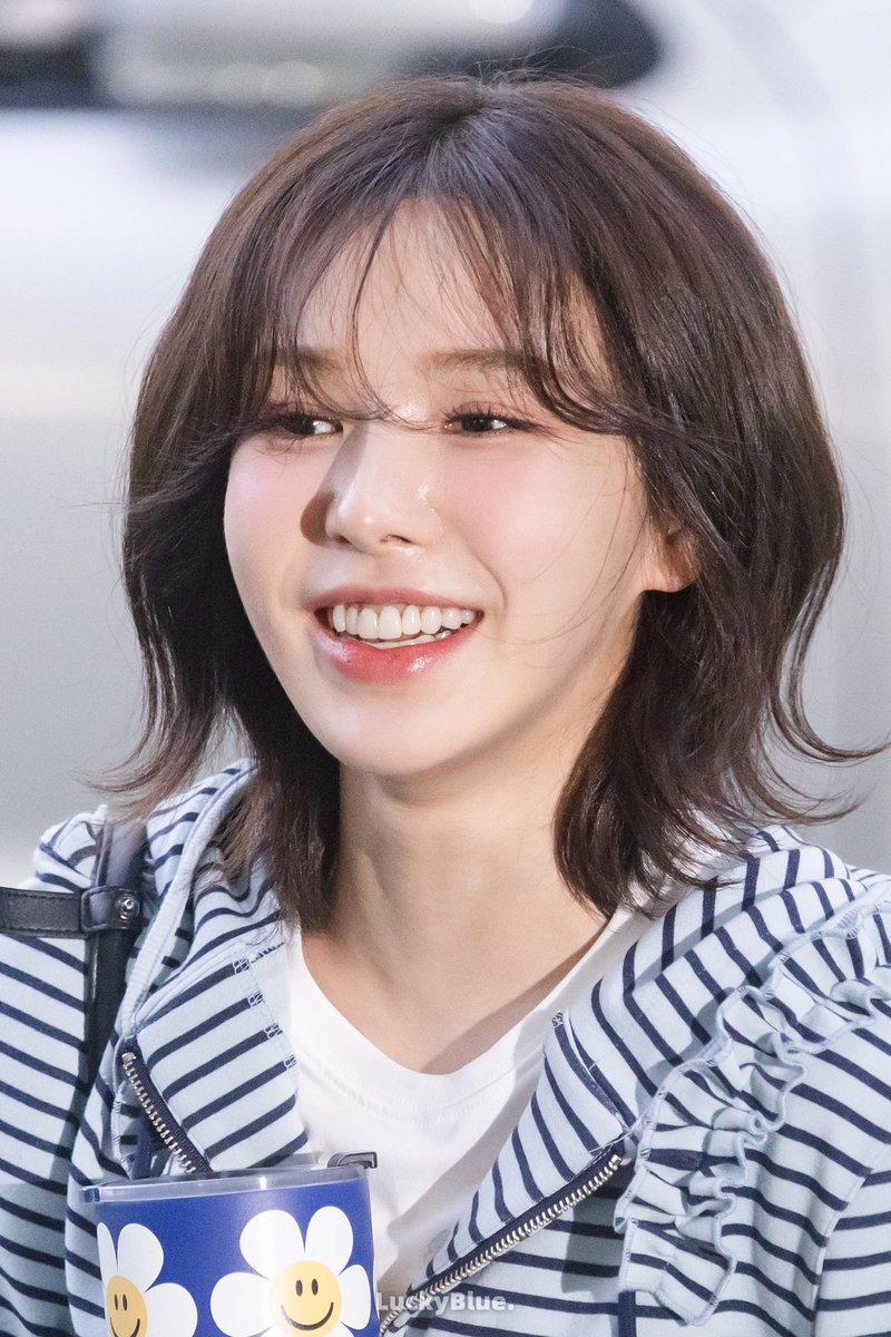 LuckyBlue_0221's tweet photo. 240924
Wendy's Young Street上班

老公，你知道我为什么用iPhone吗？因为你的IP就是我的home，为什么少了一个n？是因为少了一个你。

#WENDY #웬디 https://t.co/SlU7qeP2sy