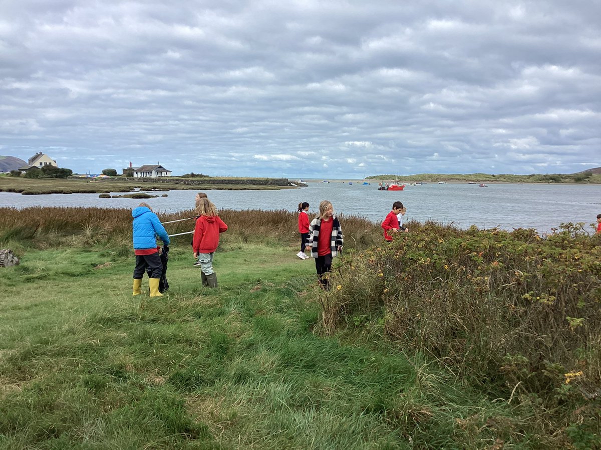 YsgolBroIngli's tweet photo. 🚮The ethical, healthy learners of Pwll Gwaelod supporting the #GreatBritishBeachCleanWeek by picking up litter on the paths from school to the beaches of Trefdraeth🧹 https://t.co/oatqdh9Vn0