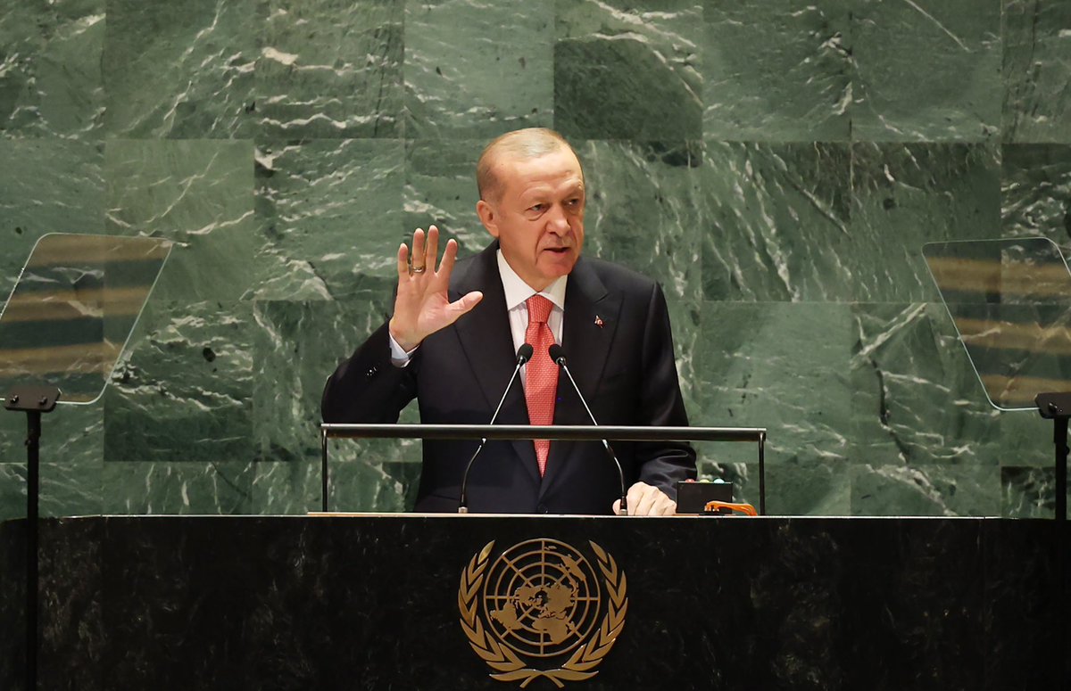 EmineErdogan's tweet photo. Cumhurbaşkanımız Sayın @RTErdogan’ın Birleşmiş Milletler kürsüsünden dünyaya haykırdığı hakikat, vicdanlara dokunan bir çağrıdır. 

Bu çağrı, adaleti ve merhameti arayan her insanın ortak sesidir. 

Gazze özgürlüğe kavuşana dek, adaletin sesi susmayacak, hakkı arayanların yürüyüşü durmayacaktır. 

#Dünya5tenBüyüktür 
#WorldIsBiggerThan5