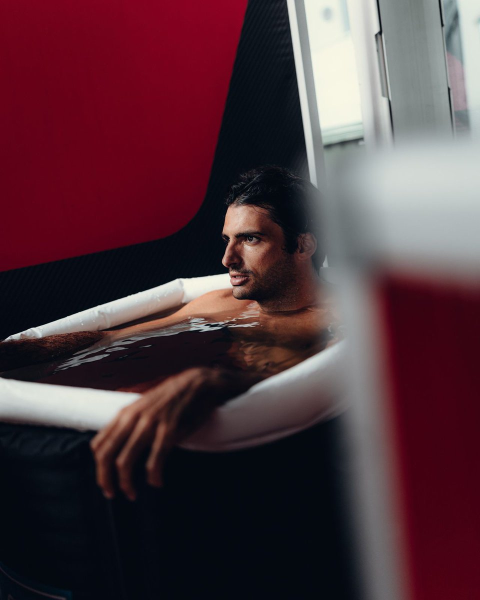 ScuderiaFerrari's tweet image. Staying cool off the track 🥶