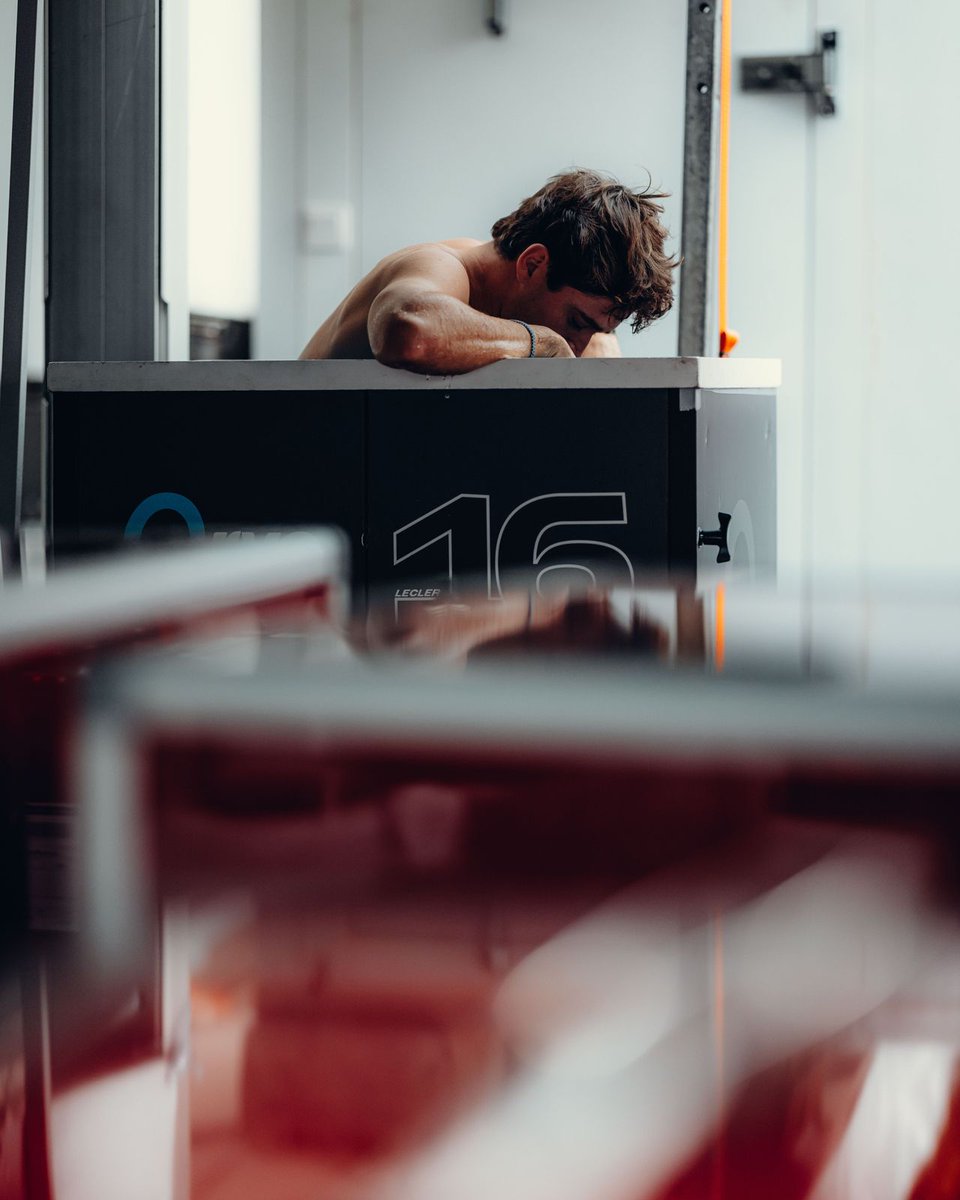 ScuderiaFerrari's tweet image. Staying cool off the track 🥶