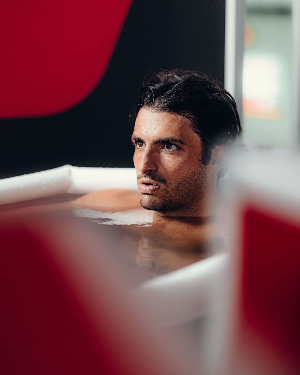 ScuderiaFerrari's tweet image. Staying cool off the track 🥶