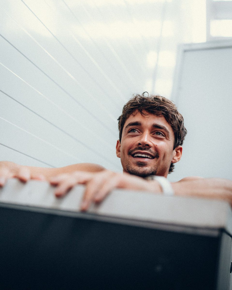 ScuderiaFerrari's tweet image. Staying cool off the track 🥶