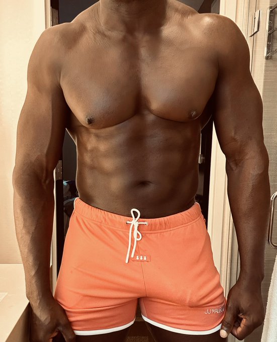 Sometimes I wear clothes ? @SHOPjjmalibu https://t.co/kak7nv6IbF