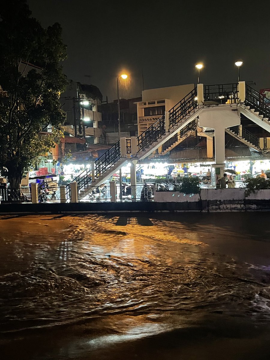chiangmainews's tweet photo. ด่วน ‼️ สถานการณ์ล่าสุดบริเวณสะพานจันทร์สม สะพานจันทร์สมอนุสรณ์ (ขัวแขก) หน้าตลาดดอกไม้กาดหลวง ระดับน้ำสูงขึ้นต่อเนื่องใกล้ถึงขอบพนังกั้นน้ำ

#เชียงใหม่นิวส์ #chiangmainews #น้ำท่วมเชียงใหม่ https://t.co/vyhKhDWSWq