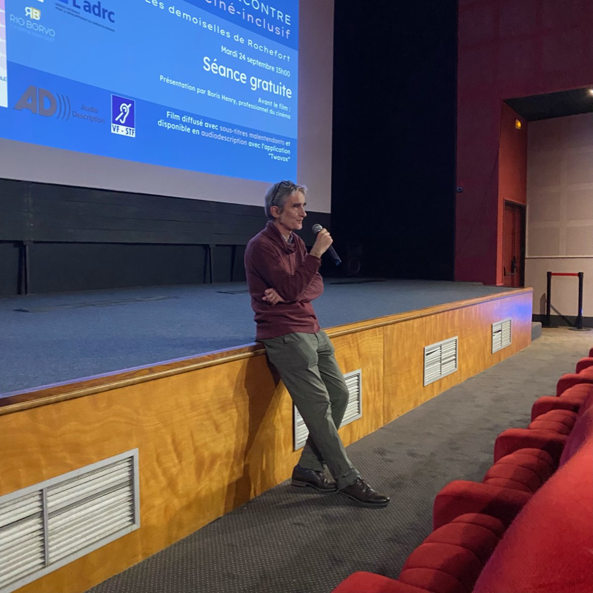 RioBorvo's tweet photo. Super séance inclusive de "Les demoiselles de Rochefort" grâce au @ACibfc et @ADRCagence. Une présentation par Boris Henry avant le film diffusé avec sous-titres malentendant et audiodescription. À refaire avec plaisir ! https://t.co/w6hWmmx9sR