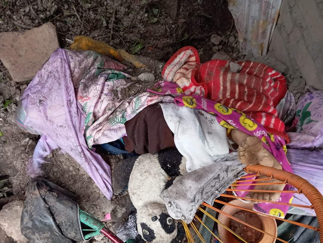 😢 Trágica pérdida en Paraje Montero: doña Rufina López falleció tras un derrumbe en su hogar por las fuertes lluvias del huracán #John. La comunidad está de luto. Además, en San Lorenzo, un poste cayó sobre una vivienda, pero la familia logró salir a tiempo. 
#FuerzaGuerrero
