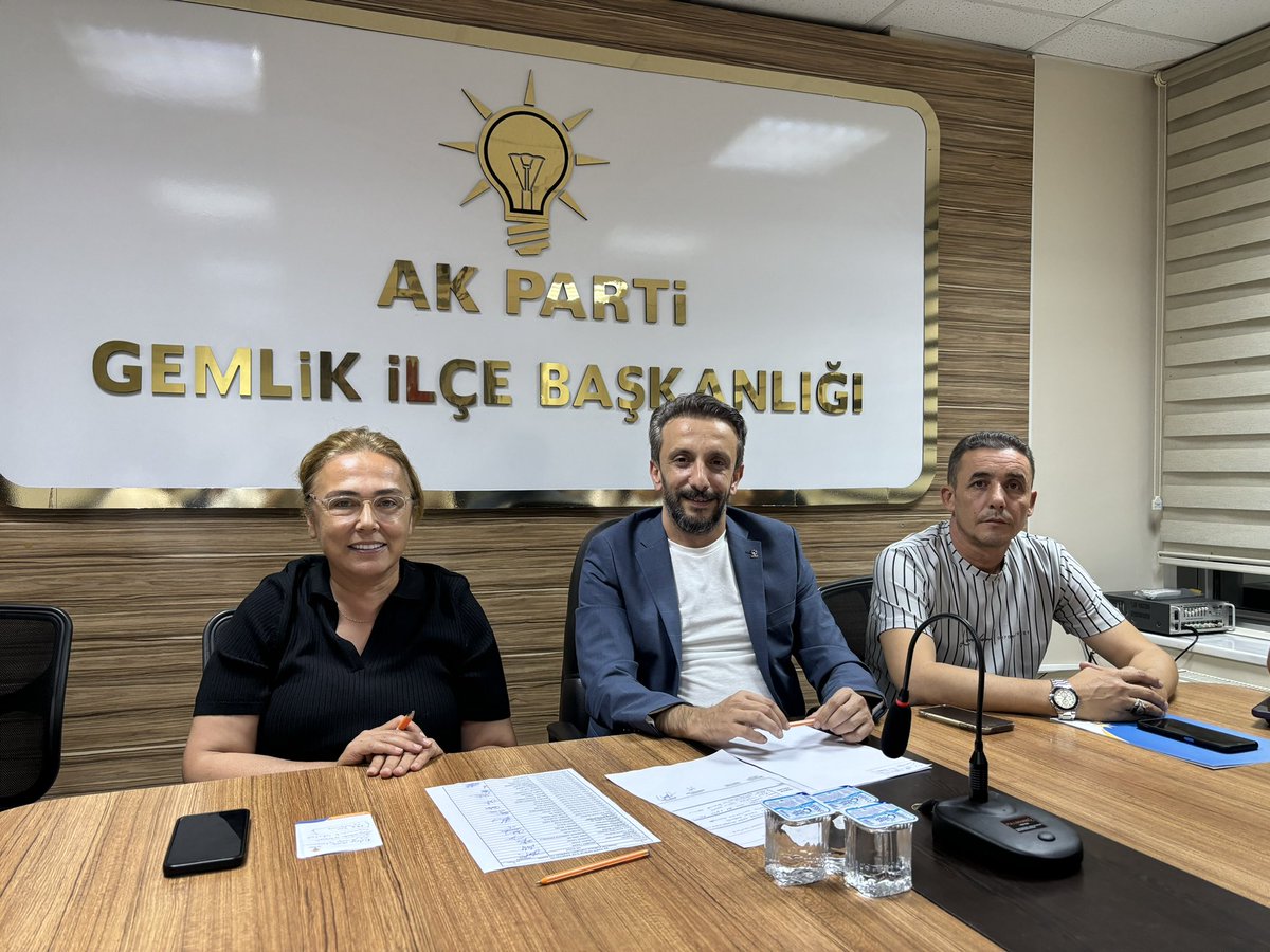 GemlikAkparti's tweet photo. 📍AK Parti Gemlik İlçe Başkanlığı

İlçe Başkanımız Mehmet Taşar, İl Koordinatörümüz Zehra Altınöz,Kadın Kolları Başkanımız Aynur Beki,Gençlik Kolları Başkanımız Ozan Baki ve İlçe Yöneticilerimiz ile birlikte haftalık olağan toplantımızı gerçekleştirdik. https://t.co/qSb1AERw0f