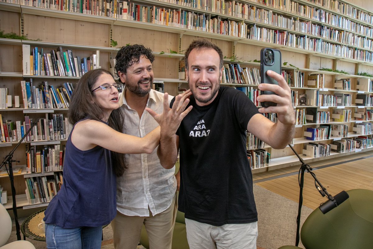 som_prest's tweet photo. Avui s’ha estrenat TRAMES, el videopòdcast de @LaSetmana per a @som3cat coincidint amb la presentació del programa. N’hem fet la producció i estem molt satisfets del resultat!

Gràcies a tothom qui ho ha fet possible i ara toca gaudir-lo! Passeu, passeu: https://t.co/IRfDB45N7C https://t.co/QuuO6qq8pk