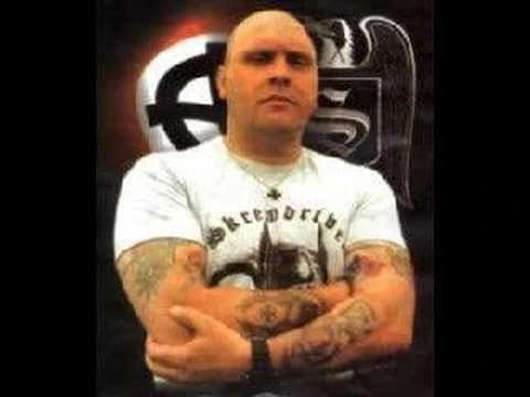outsidersesp's tweet photo. Un día como hoy de 1993 el cantante de Skrewdriver, Ian Stuart, moría tras estrellarse con el coche a gran velocidad.

Una de las personas más influyentes a la hora de introducir el ideario nazi en el movimiento skinhead, impulsor del RAC y uno de los fundadores de Blood and Honour. Esta organización acabaría desembocando en el terrorismo mediante el grupo armado Combat 18. 

No le echaremos de menos.