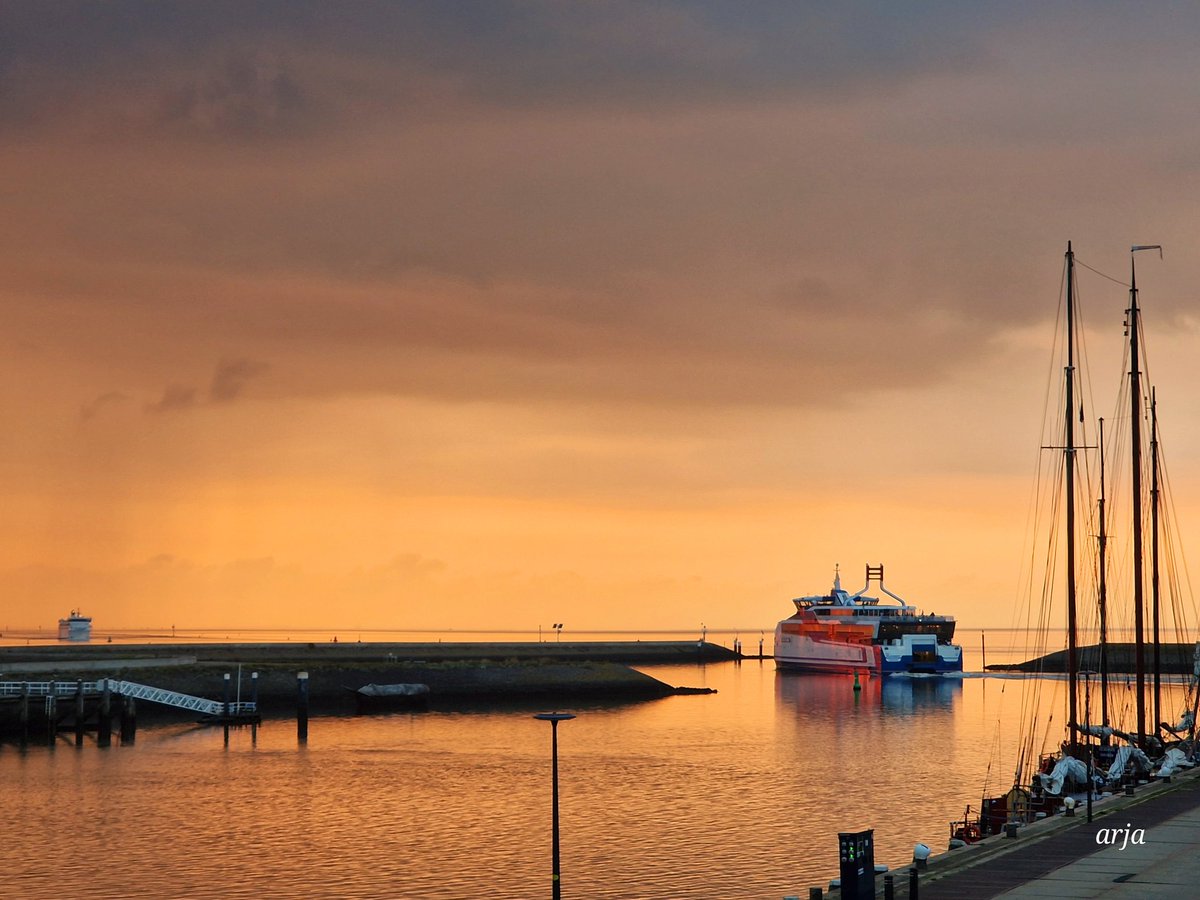ArjaKastelein's tweet photo. Room with a vieuw... #Brouwdok #Harlingen #nieuwewillemshaven #dutchsunset #zonsondergang #oranje https://t.co/t1dqMERaX0