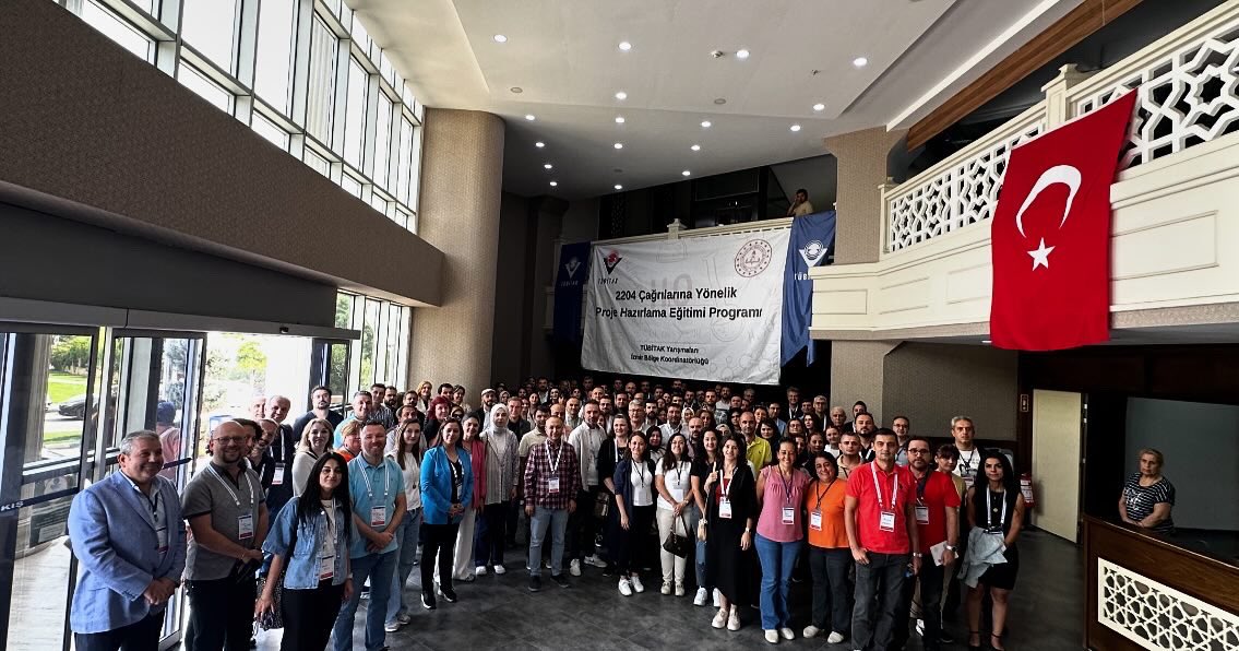 TÜBİTAK 2204 A/B için “Proje Yazma Eğitimleri”nin ilki Manisa’da gerçekleştirildi. 🤓 Organizasyondaki destekleri ve muhteşem ev sahiplikleri için Manisa İl Mem’e ve Bilim Yunusemre’ye çok teşekkür ederiz. 🙏🏻
@tubitak <a href="/Tubitak/">TÜBİTAK</a>BIDEB #tübitak2204 <a href="/onur_donmez/">Onur Dönmez</a> 
 <a href="/bilimyunusemre1/">Bilim Yunusemre</a>