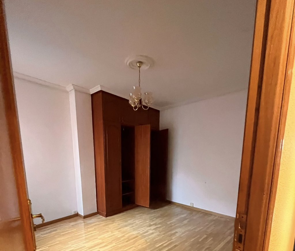 #sevende #piso en #palencia Está junto a la avenida de Santander y tiene 3 dormitorios, salón, cocina y baño. Y una cuarta habitacion ideal como estudio. Si te interesa, llámanos.