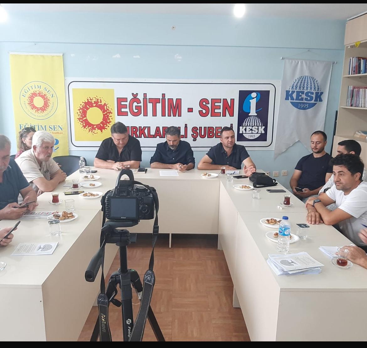 Eğitim Sen Genel Örgütlenme Sekreteri İzzet İldeş, örgütlenme çalışmaları kapsamında, Kırklareli Şube Yürütme Kurulu üyelerimizle birlikte, iş yerlerini ziyaret etti. Ayrıca, temizlik başta olmak üzere okullarda yaşanan sorunlar hakkında basın toplantısı düzenlendi.