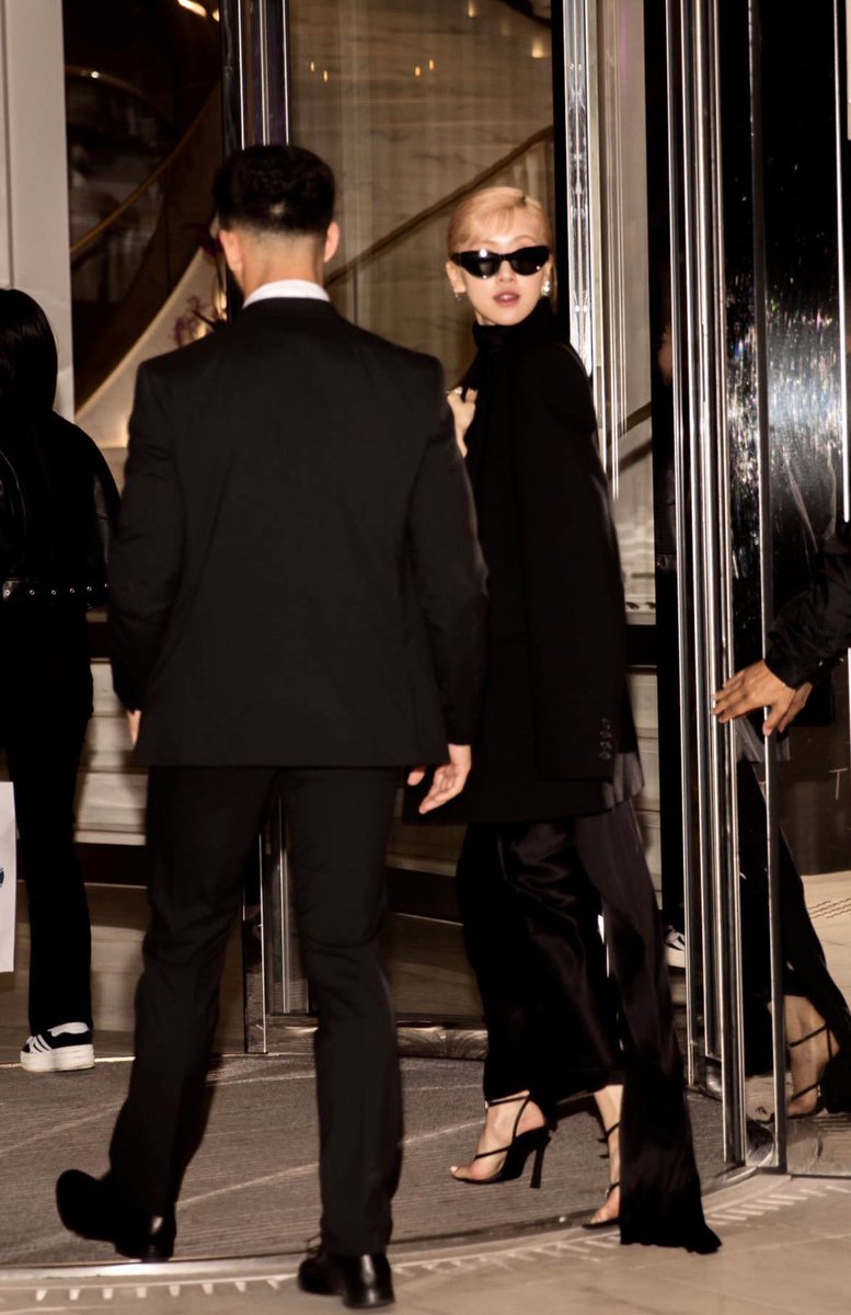 chaeustic's tweet photo. These two pictures are one of the most iconic paparazzi pictures of all time. She is so gorgeous https://t.co/SS2HWaSoZy