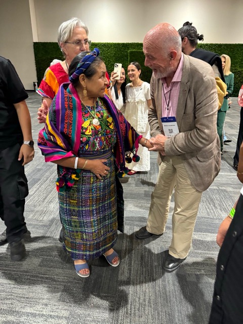 Además tuvo el placer de conocer a Rigoberta Menchú, galardonada en 1992. Durante su intervención en la sesión sobre “Progreso del Desarrollo Humano”, Menchú afirmó que el verdadero desarrollo sostenible va más allá de las estadísticas.