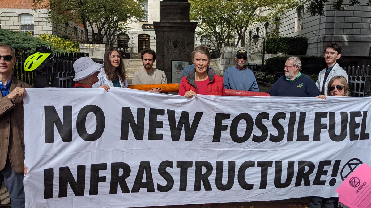The police are circling our brave Rebels who are locked onto the gates at the Massachusetts State House. It's a hard no to letting anyone through until our demands are met! xrboston.org/press/xr-bosto…