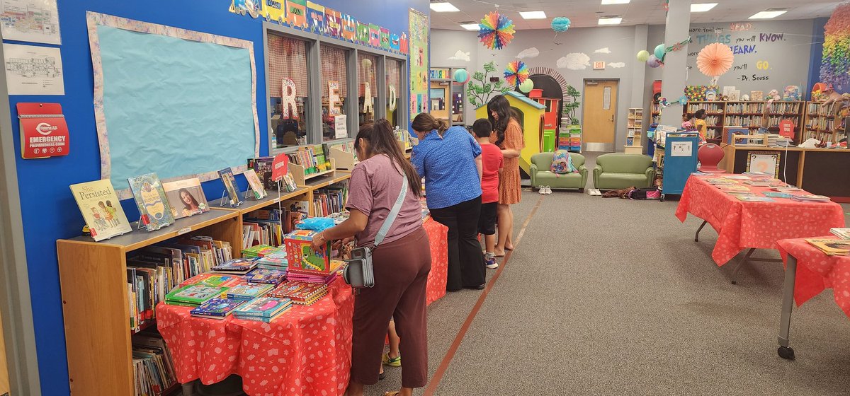 Cleburneschlibs's tweet photo. Santa Fe was right on track with the fall book fair last week! Thanks to all who came out to support it and made it a great success. 
Mrs. Mac was named "Para of the Month," too! She has been an amazing addition to Santa Fe!
#Santafeexpress 
#greatnesseverywhere 
##scholastic https://t.co/YI1U7x5UN1