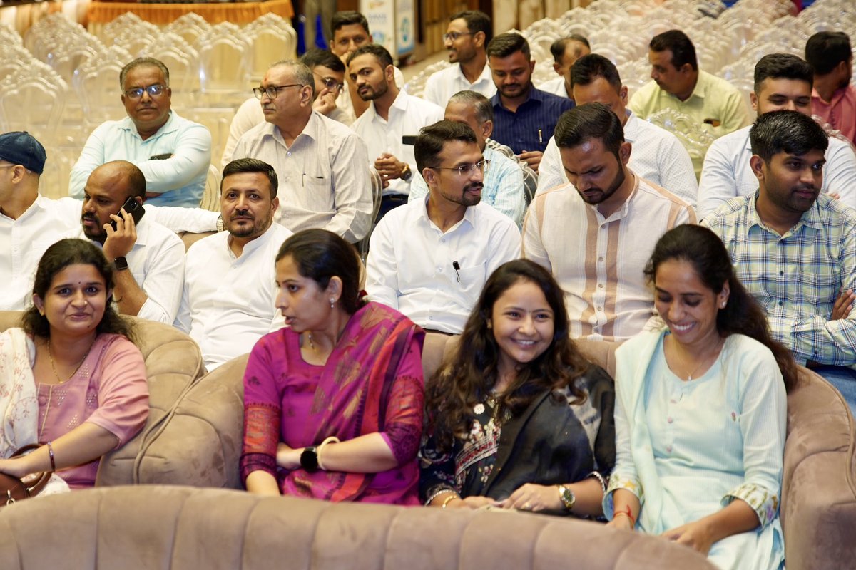 માનનીય સેટલમેન્ટ કમિશનર અને જમીન દફતર નિયામક શ્રીએમ.એ.પંડયા સાહેબની બદલી ચેરમેન માધ્યમિક અને ઉચ્ચતર માધ્યમિક બોર્ડ,શિક્ષણ વિભાગ ખાતે થતા ગુજરાત રાજ્ય લેન્ડ રેકોર્ડ એસોસિએશનના અધિકારીશ્રી અને કર્મચારીશ્રી દ્વારા વિદાય આપવામાં આવી. સાહેબે આ વિભાગ માટે કરેલા કાર્યો હંમેશા યાદ રેહશે.