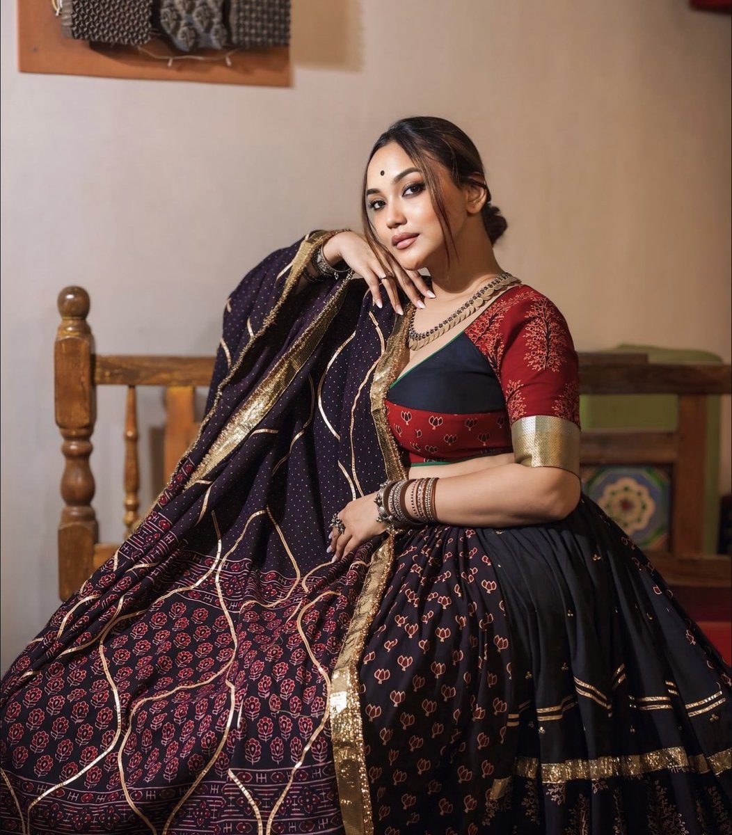 CryptoSimmi's tweet photo. Another #Photoshoot completed ✅ please like and retweet! DM if you want to collaborate payment in $BTC 😅 👩🦰🫣#asian #india #pakistan #crypto #bitcoin #viral #SareeModel #SareeLove #SareeFashion #Modelling #FashionShoot #IndianFashion #DesiGirl #SareeAddict #SareeStyle #Dubai https://t.co/bP9iBt6BqQ