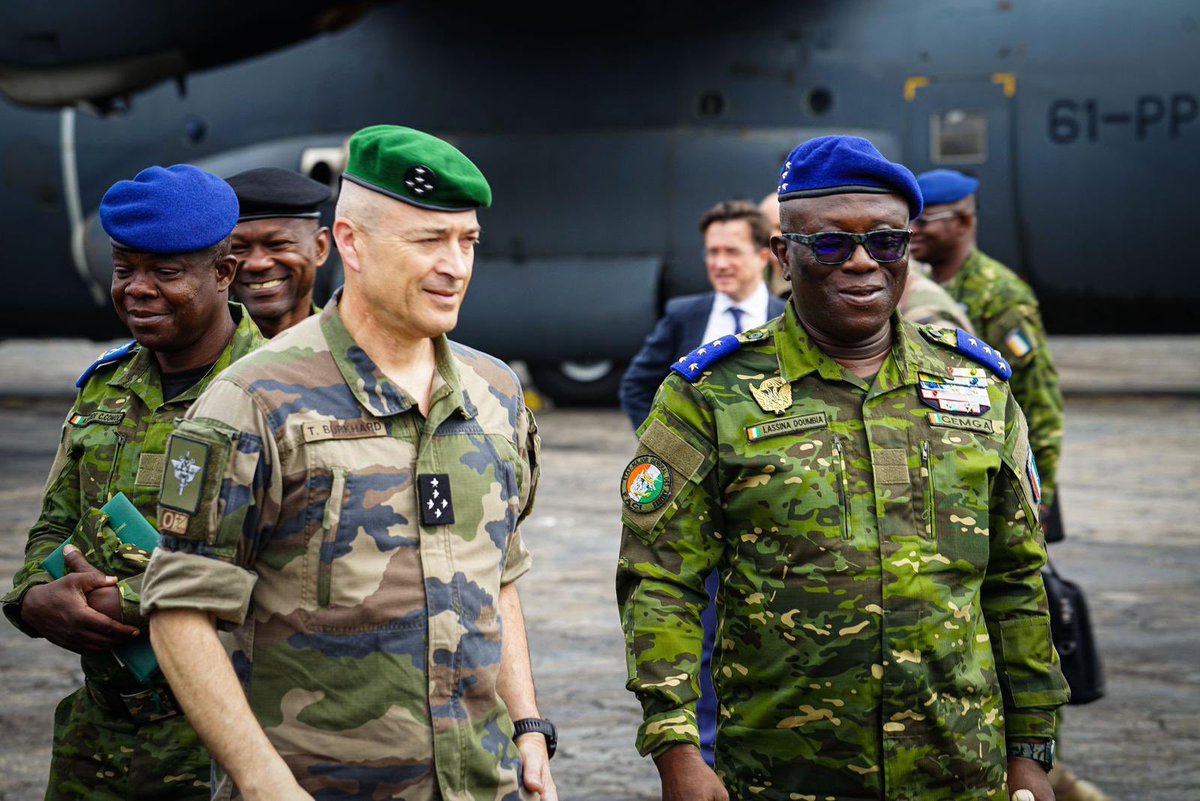 CEMA_FR's tweet photo. Entretien téléphonique avec mon homologue 🇨🇮, le général Lassina Doumbia.

Échanges sur la situation sécuritaire en Afrique de l’Ouest.

Coopération et partenariat entre nos deux armées, sous l’égide d’un dialogue de co-construction et de liens solides pour aborder les enjeux à venir.