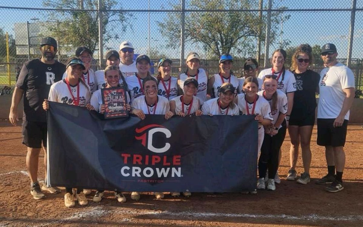 daphnerogers00's tweet photo. Great way to start the Fall! My teammates and I took home the TCS Best in AZ championship. Love this group! 🖤💚 @ROGUEFC_Fraley @CoachKayeAZ https://t.co/Fh9pAok5XO