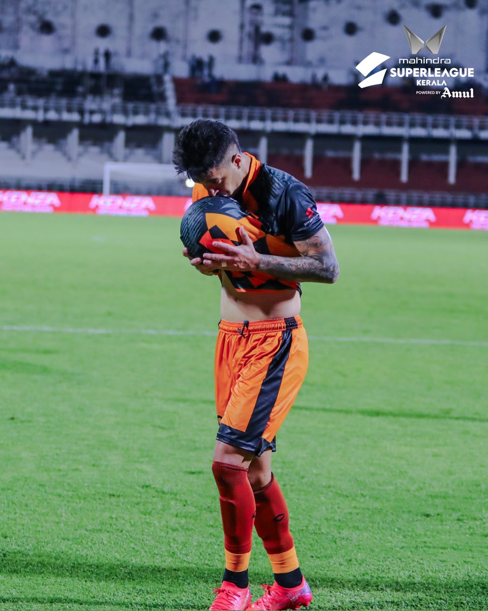 slk_kerala's tweet photo. That comeback feeling... 😍

#CFCvTMFC #Matchday #SuperLeagueKerala #IniPanthPaaranaPooram #SLK https://t.co/VYrVbvuome