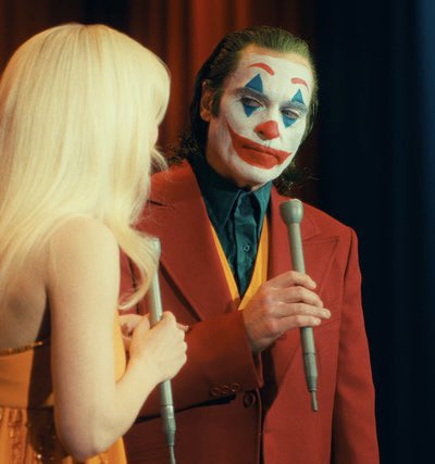 DiscussingFilm's tweet photo. Todd Phillips reveals how he thinks Joaquin Phoenix’s Joker would react to Batman.

“I think Arthur would be in awe of the alpha male that is Batman. I really do. I think Arthur would look up and appreciate it”

(Source: https://t.co/weFSNH1ssS) https://t.co/lNeL2HQpuR