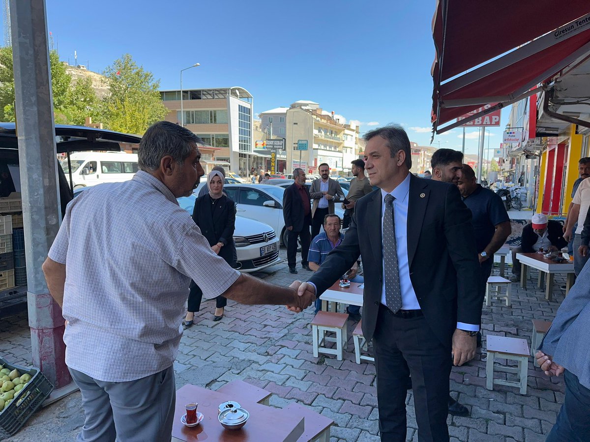 avmevlutkurt's tweet photo. #TürkiyeBuluşmaları programı kapsamında Gürün ilçemizdeyiz..

İlçe Başkanımız ve Teşkilatımız ile birlikte esnaflarımızı ziyaret ederek, vatandaşlarımızla hasbihalde bulunduk. Tüm esnaflarımıza hayırlı işler dilerim.

📍Sivas - Gürün https://t.co/FeFHmPIILC