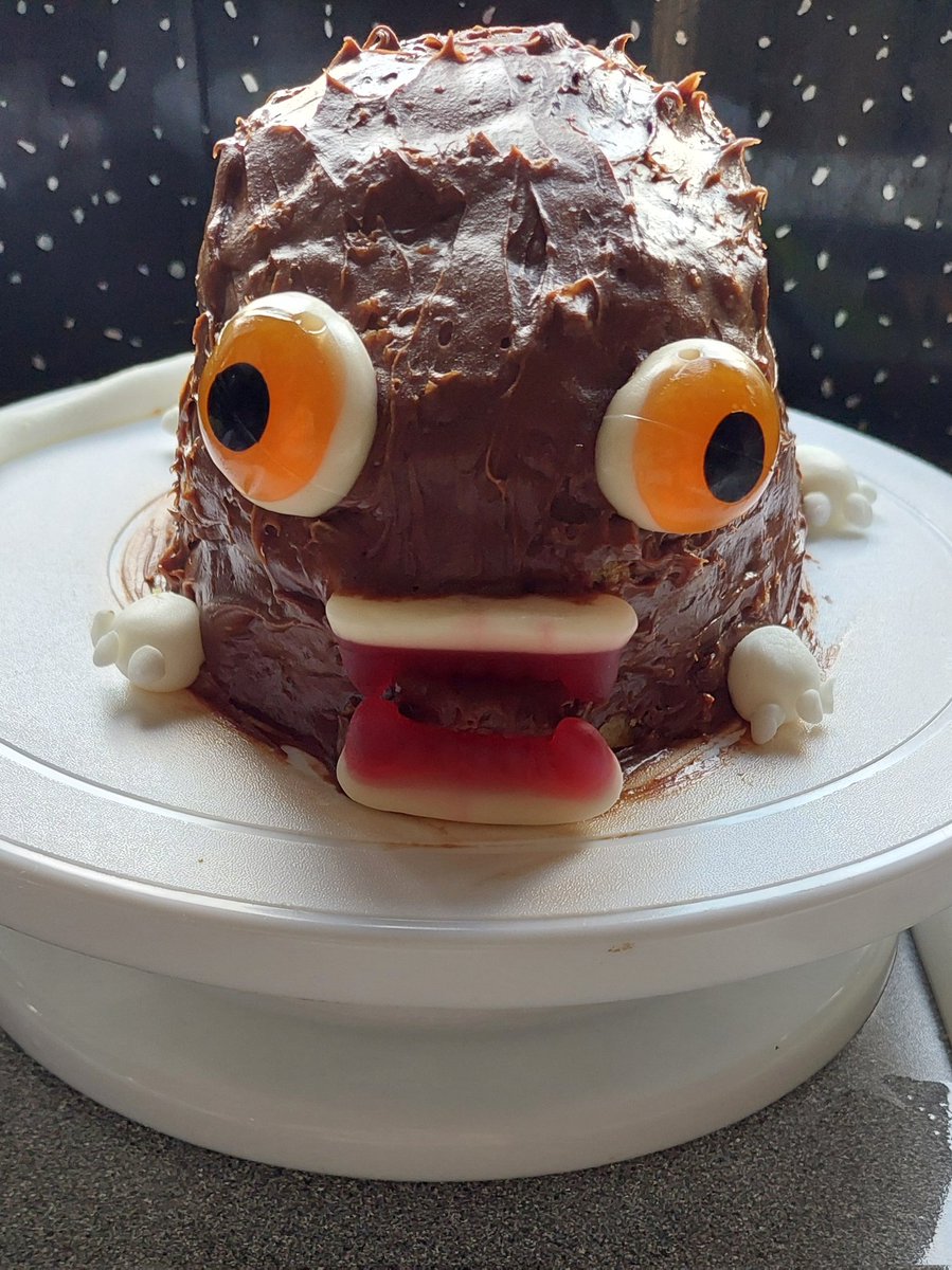 Our g asked her dad to make her a rat birthday cake ....
Ohhh 👀