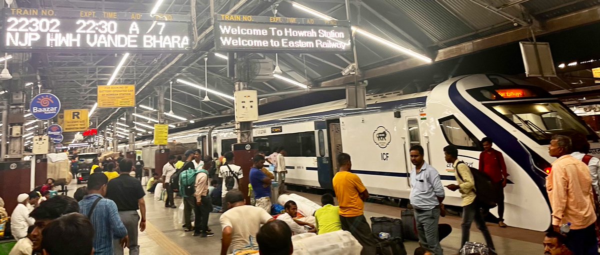 suvgen's tweet photo. T459 Who needs display boards when trains run on pure intuition? NJP - Hwh Vande Bharat Express decided Platform 7 was too mainstream, so it went for 6—@indianrailway__ , @EasternRailway always keeping the thrill alive! #VandeBharatExpress #Howrah https://t.co/p34scwDeB5