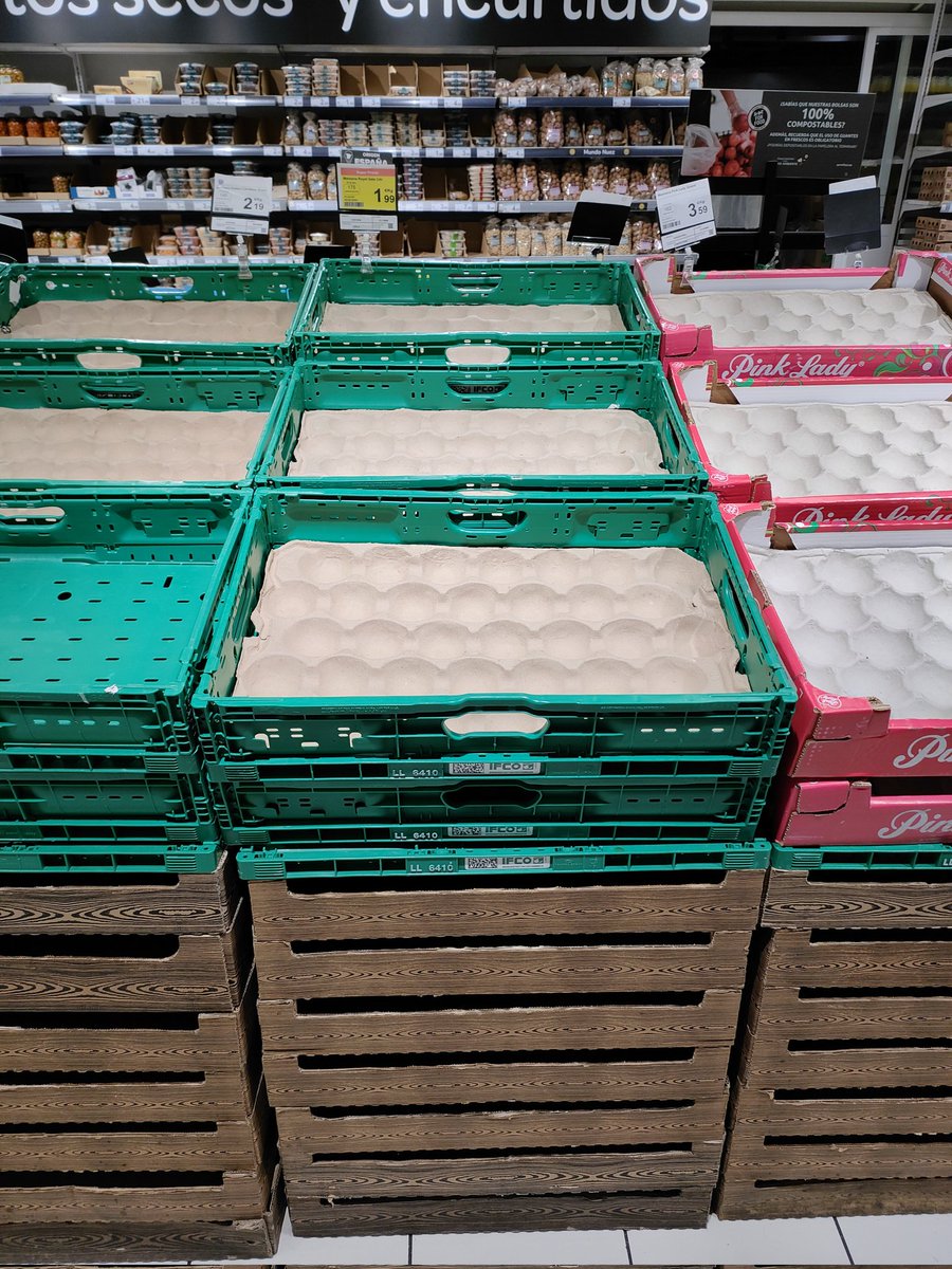 Hola <a href="/CRFresponde/">Carrefour Responde</a>  son las siete de la tarde y hay un montón de estanterías vacías de frescos en el vuestro centro de Collado Villalba... quedan tres horas para cerrar y nos dicen que no van a reponer