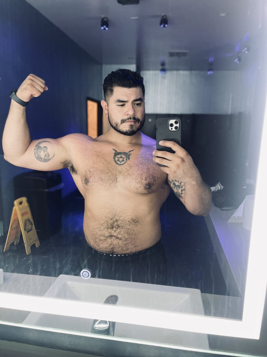 roridri01's tweet photo. Monday 9.24.24 post workout 
#latino #gay #fitness https://t.co/eFxv1hFO18