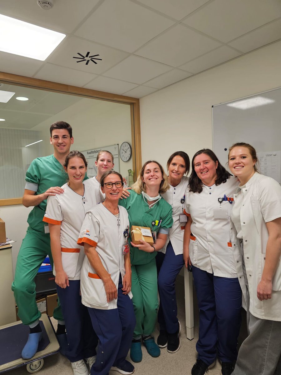 IsabelleDeseure's tweet photo. Vandaag afscheid genomen van onze assistenten urologie @az_delta ! We gaan ze missen! Het waren opnieuw toppers! 🙏🙏 https://t.co/O3yealu15w