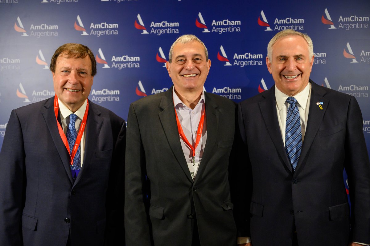Weretilneck's tweet photo. RÍO NEGRO, PROTAGONISTA DEL FUTURO ENERGÉTICO DE ARGENTINA

Hoy participé en el @AmChamArgentina, bajo el lema “Desarrollo energético argentino: construyendo un futuro exportador”. Este evento reúne a los principales referentes del sector energético, tanto del ámbito público como privado, para debatir sobre el desarrollo y las oportunidades que tiene nuestro país. En este marco, destacamos el rol fundamental de Río Negro en la transformación energética nacional y el impulso de proyectos estratégicos como el GNL en nuestra provincia.

Estamos convencidos de la decisión de @YPFoficial, de su presidente Horacio Marín y del directorio, de llevar adelante este proyecto clave en Río Negro. Si bien pueden haber desafíos, lo que no está en duda es que estamos ante una oportunidad histórica: en la próxima década, Argentina consolidará su posición como exportador mundial de petróleo y GNL, y Río Negro será una pieza central en esa estrategia.

Sabemos que nuestro rol conlleva tanto aspectos positivos como desafíos. Nuestras rutas nacionales están colapsadas, lo que representa un gran reto logístico. Ya sea a través de la provincialización o de alianzas público-privadas, debemos encontrar soluciones. La infraestructura vial es clave para garantizar el éxito de los proyectos de expansión del sector energético como el Vaca Muerta Sur y la Planta de GNL en la costa rionegrina.

Reafirmamos nuestro compromiso de reducir la permisología a 6 meses, entendiendo que es clave para agilizar los proyectos energéticos y atraer nuevas inversiones. Nuestro compromiso es estar a la altura de las circunstancias y no defraudar como Estado provincial frente a las oportunidades que sabemos que vendrán.