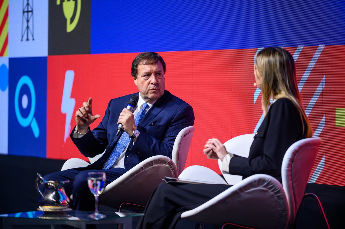 Weretilneck's tweet photo. RÍO NEGRO, PROTAGONISTA DEL FUTURO ENERGÉTICO DE ARGENTINA

Hoy participé en el @AmChamArgentina, bajo el lema “Desarrollo energético argentino: construyendo un futuro exportador”. Este evento reúne a los principales referentes del sector energético, tanto del ámbito público como privado, para debatir sobre el desarrollo y las oportunidades que tiene nuestro país. En este marco, destacamos el rol fundamental de Río Negro en la transformación energética nacional y el impulso de proyectos estratégicos como el GNL en nuestra provincia.

Estamos convencidos de la decisión de @YPFoficial, de su presidente Horacio Marín y del directorio, de llevar adelante este proyecto clave en Río Negro. Si bien pueden haber desafíos, lo que no está en duda es que estamos ante una oportunidad histórica: en la próxima década, Argentina consolidará su posición como exportador mundial de petróleo y GNL, y Río Negro será una pieza central en esa estrategia.

Sabemos que nuestro rol conlleva tanto aspectos positivos como desafíos. Nuestras rutas nacionales están colapsadas, lo que representa un gran reto logístico. Ya sea a través de la provincialización o de alianzas público-privadas, debemos encontrar soluciones. La infraestructura vial es clave para garantizar el éxito de los proyectos de expansión del sector energético como el Vaca Muerta Sur y la Planta de GNL en la costa rionegrina.

Reafirmamos nuestro compromiso de reducir la permisología a 6 meses, entendiendo que es clave para agilizar los proyectos energéticos y atraer nuevas inversiones. Nuestro compromiso es estar a la altura de las circunstancias y no defraudar como Estado provincial frente a las oportunidades que sabemos que vendrán.