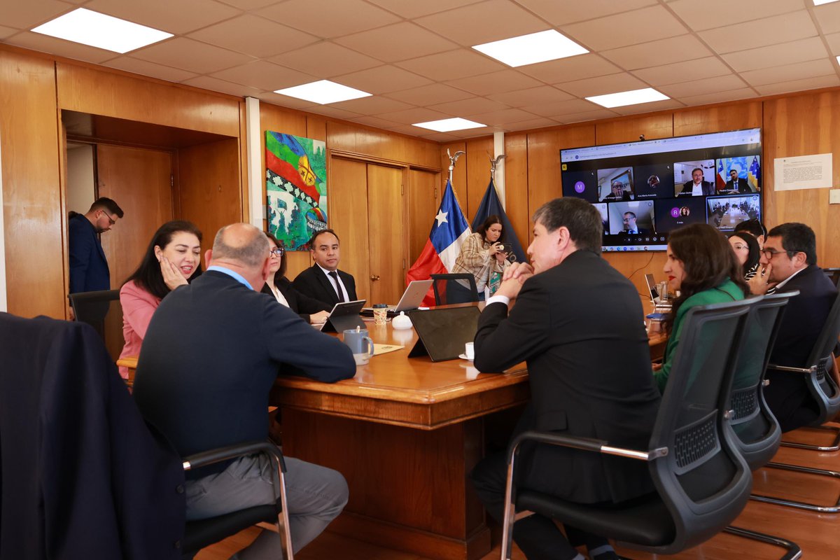 Me reuní con gobernadores y PDI por el trabajo del control migratorio. 
Estuvimos revisando los detalles del proyecto de ampliación del Sistema Automatizado de Identificación Biométrica (ABIS), porque un país que cuida sus fronteras, cuida su soberanía y también a sus familias 🇨🇱