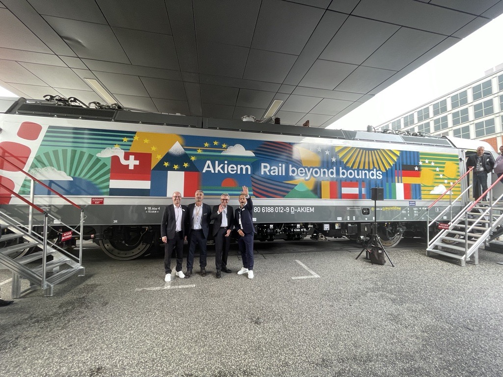 Alstom's tweet image. Breaking barriers with the new #Traxx Universal locomotive, connecting North to South and West to East Europe. Presented with @Akiem_live at #InnoTrans, this versatile locomotive excels in both freight and passenger operations. 

🚂 Learn more: ow.ly/B9cC50TuxEB