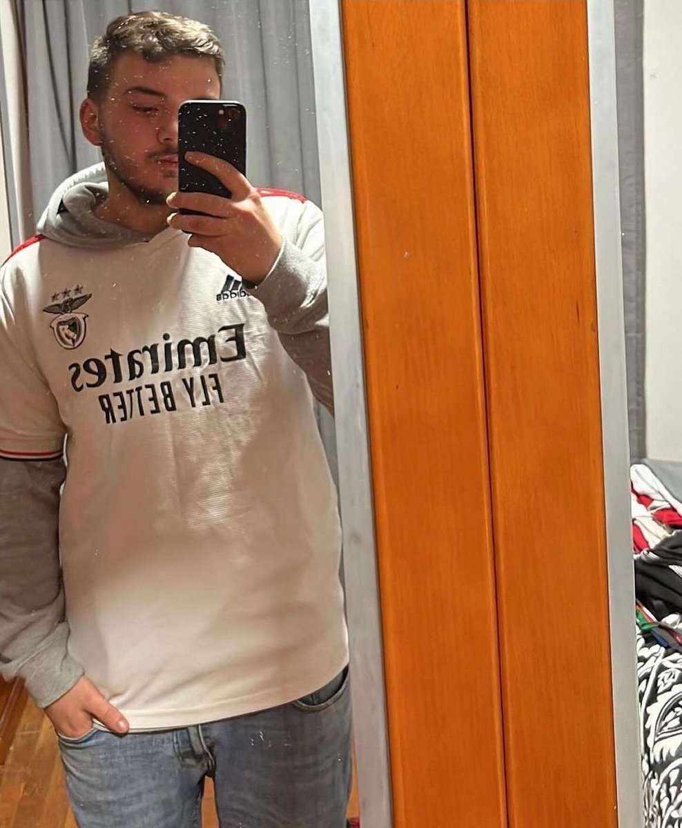 dudu6cruz's tweet photo. Telmo Faria, 22 anos, estava a caminho do Bessa para apoiar o Benfica. 

Quis o destino q a caminho, na A28, após ter um acidente, o carro ardesse.

Quis também o destino q o próximo jogo fosse contra o clube da sua terra, Gil Vicente.

@SLBenfica vocês sabem o que têm de fazer. https://t.co/afQKWC2ZKC