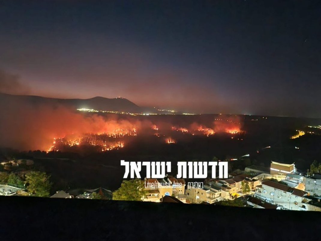 İsrail savaş uçaklarının Lübnan'a yönelik saldırıları sonrası Hizbullah İsrail’in Safed yerleşim yerini füzelerle hedef alıyor.

🟩Hizbullah'ın İsrail'i vurması sonucu Safed bölgesinde yangın başladı.