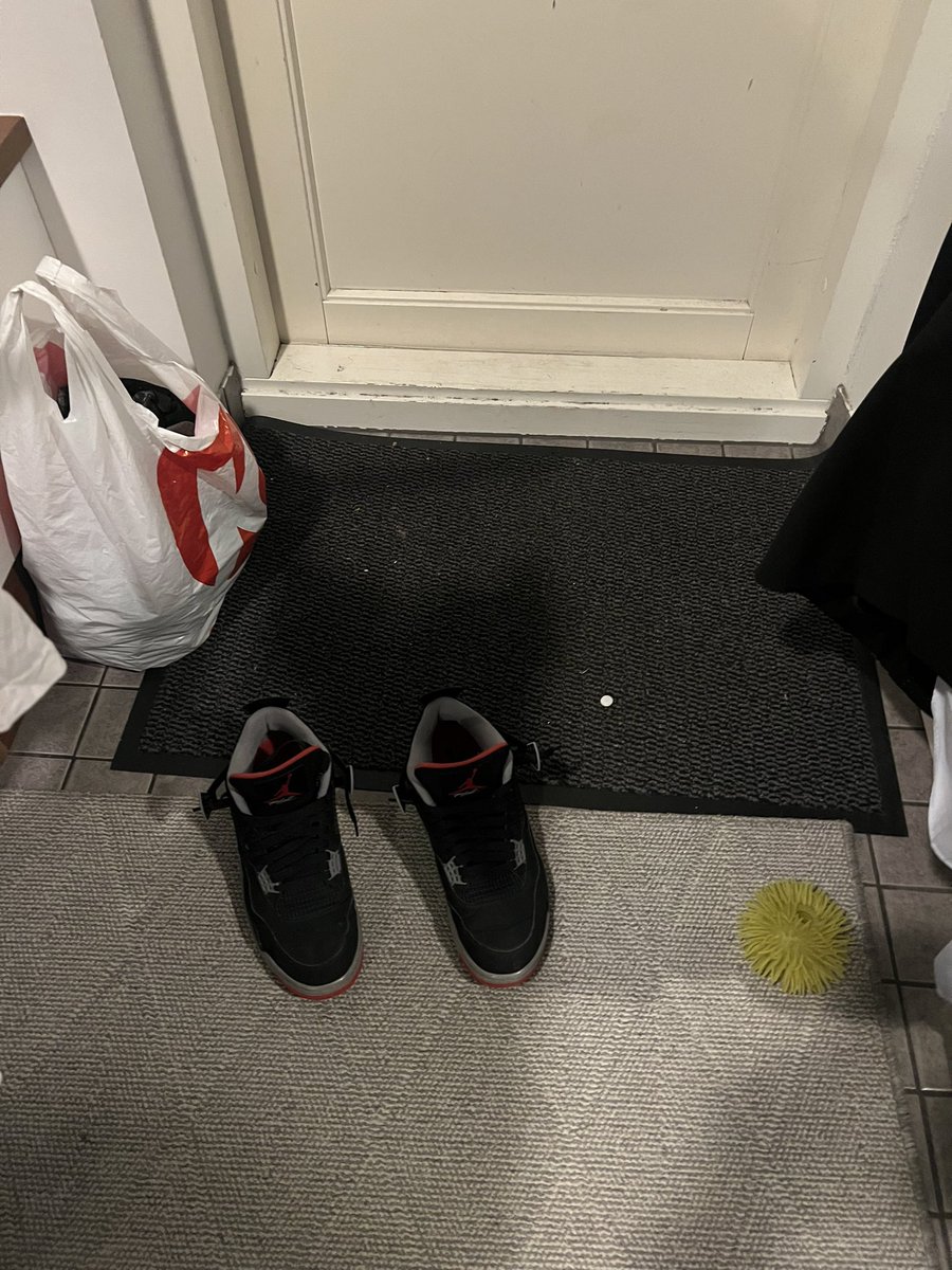 PyrroJanne's tweet photo. Näissä kengissä on jokin maaginen juttu kun ne on aina tossa keskellä. Hylkiiköhän noi Niket jotenkin reunoja? #teinit https://t.co/LgKSWk4jBd