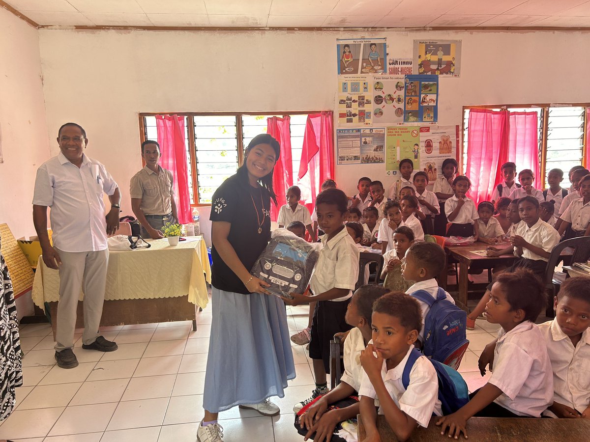 LicypriyaK's tweet photo. Today I distributed school bags 🎒to the underprivileged students of a Govt school in East Timor 🇹🇱 located at the outskirts hilly region. In East Timor, Government Schools are really very good and classroom are well equipped with modern teaching aids, tiles flooring, a mini library and free meals for all children. But still there is requirement of more classrooms to meet the demands of accommodating more students. I address their grievances to the Minister of Education to build more classrooms.