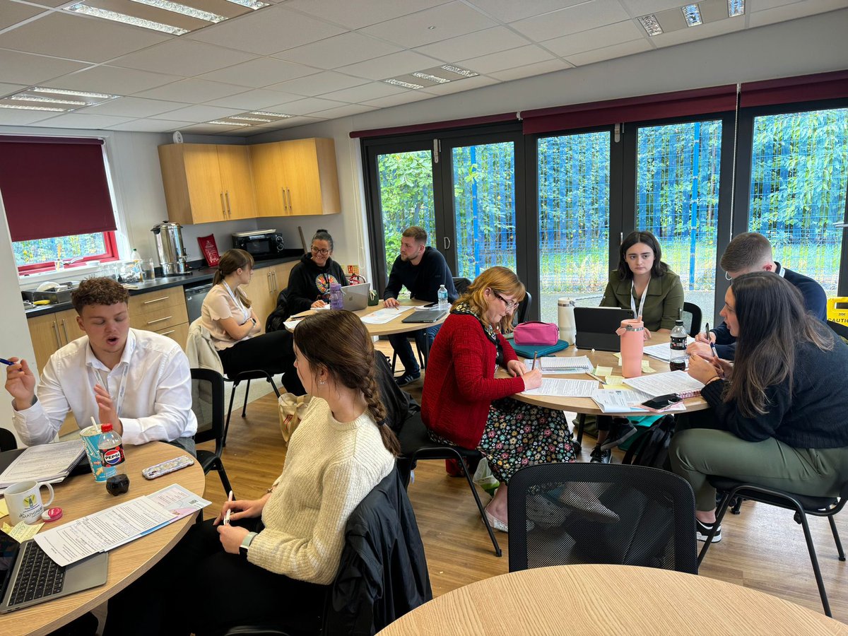 StAnnsRainhill's tweet photo. A busy day for Miss F who was delivering training to the @nwlp_itt trainees as part of #EqualityInEducation and #EducationalDisadvantage. There were fantastic responses from the delegates with lots of learning involved. 💙💚 @EducEndowFoundn @NW_LP @the3saints https://t.co/0GpwijHU0C