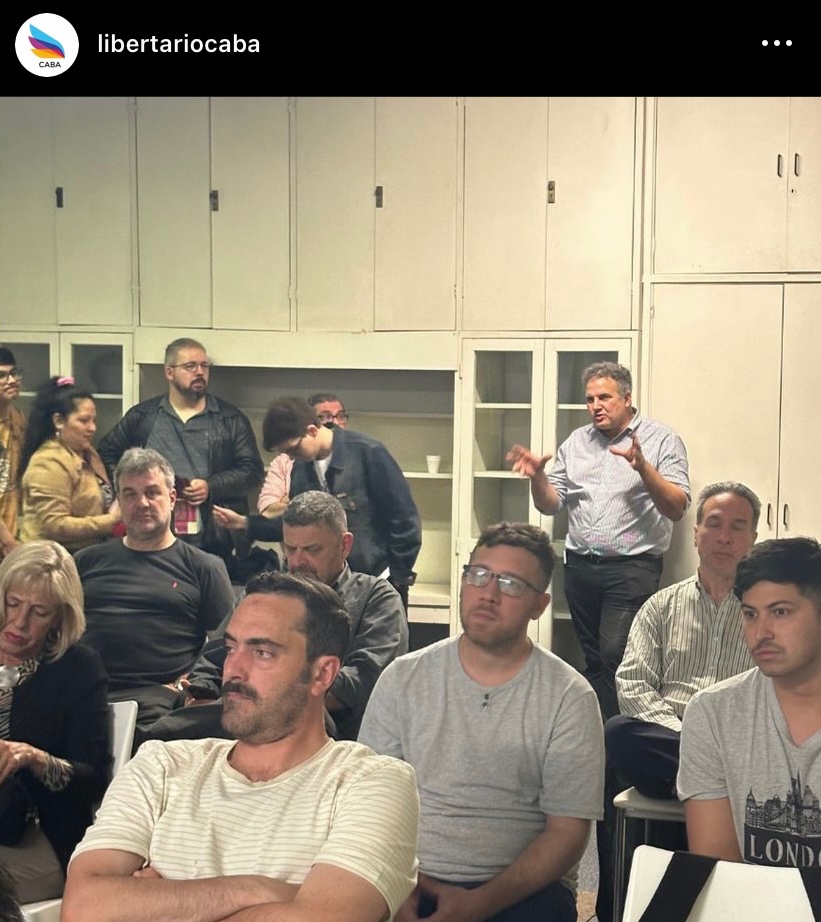 libecartoon's tweet photo. Acá fotos del evento donde no dejaron entrar a afiliados porque purgaron la lista
Que paso @LibertarioCABA que no lo subiste a tu cuenta?, toma te hago el favor. Y las autoridades? Brillan por su ausencia como de costumbre @pipoz1970 
@BuhoLibrear @LibertarioCABA_ @CachoMilei https://t.co/WFdqdqygzc